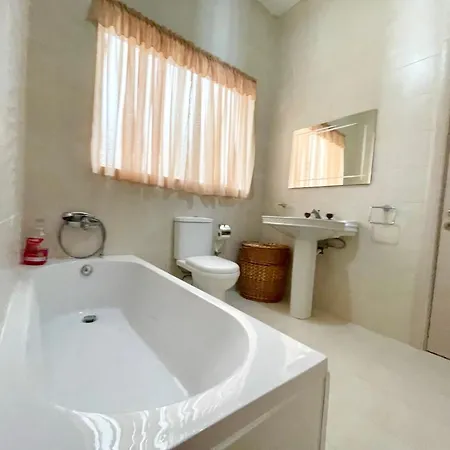 Coastal Charm Spacious 3-Bedroom Retreat Steps From The Beach St. Paul's Bay Exterior foto