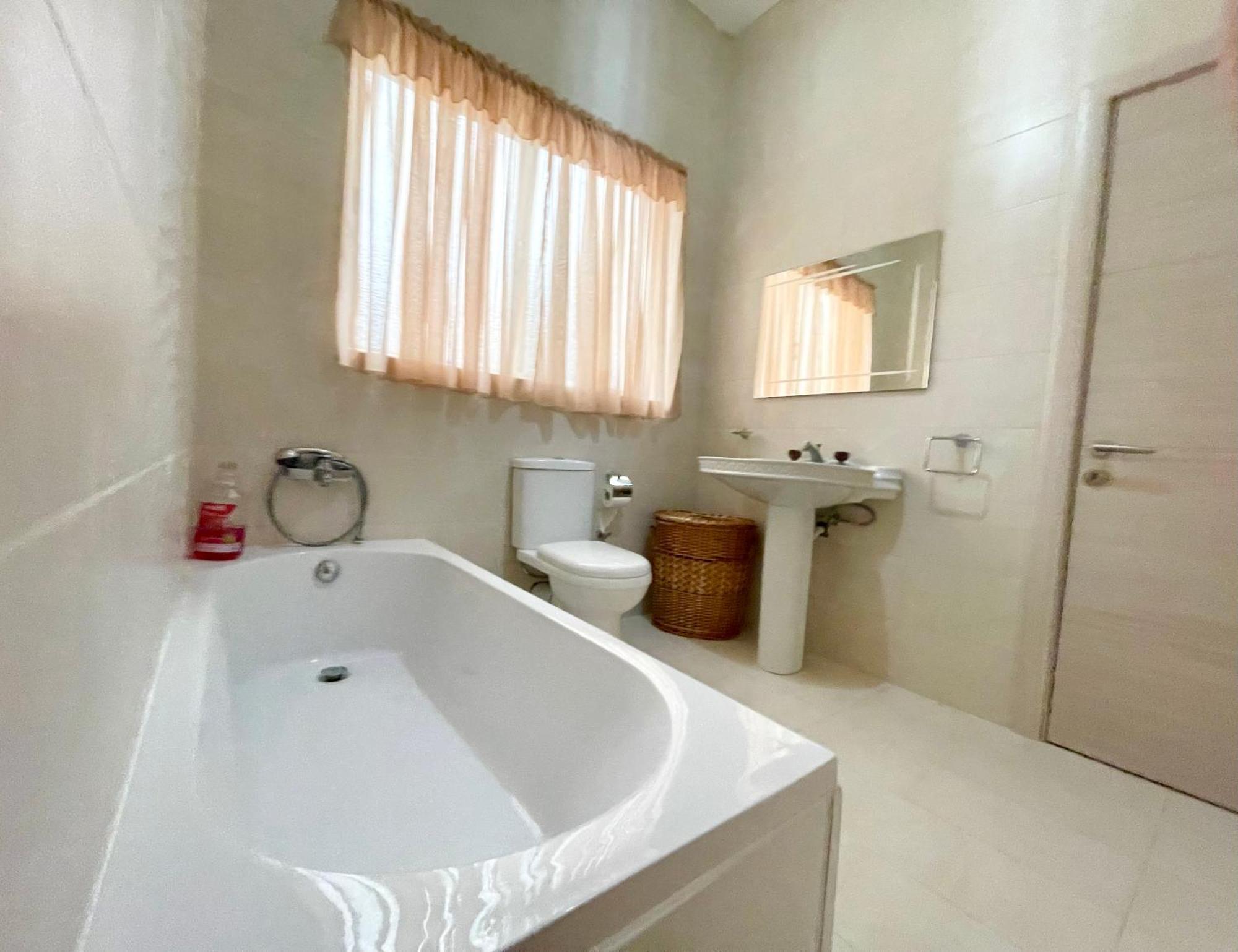 Apartment Coastal Charm Spacious 3-bedroom Retreat Steps From The *
