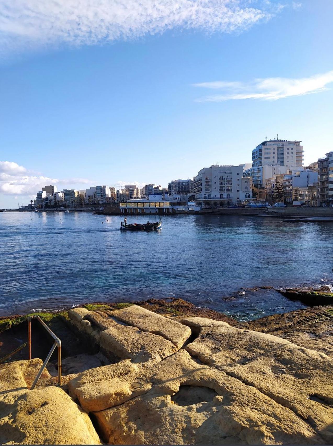 Apartment Coastal Charm Spacious 3-bedroom Retreat Steps From The