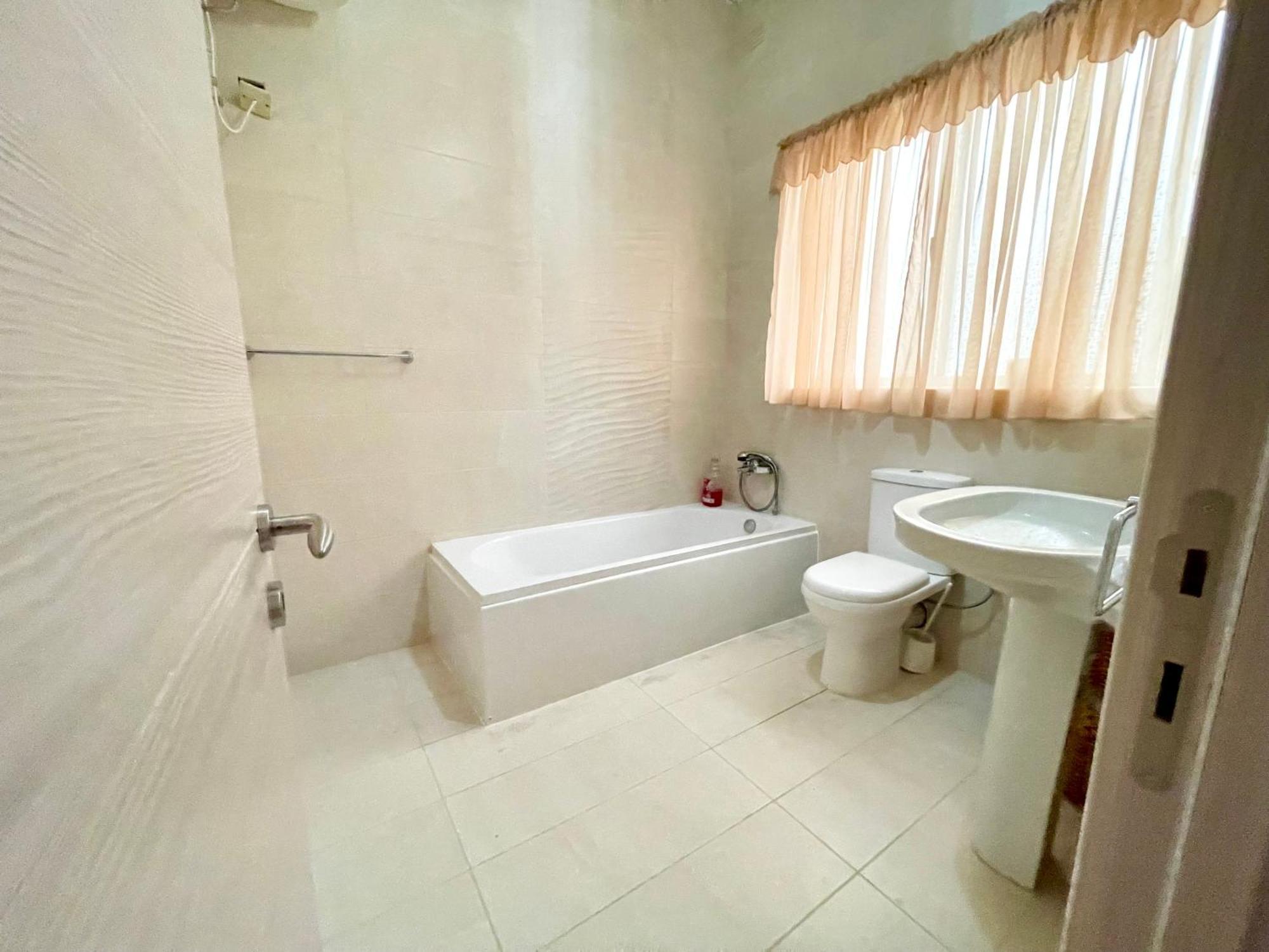 Coastal Charm Spacious 3-bedroom Retreat Steps From The *
