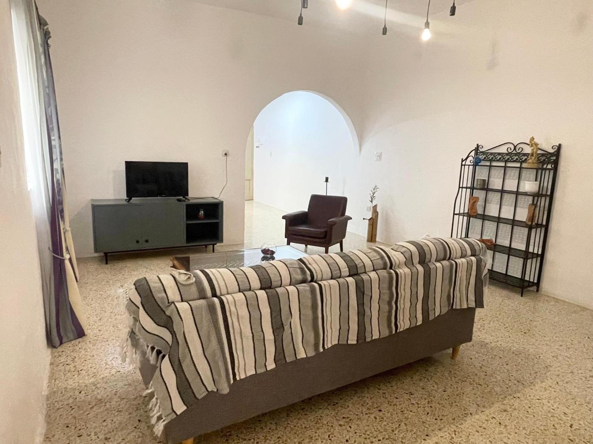 Coastal Charm Spacious 3-bedroom Retreat Steps From The Apartment